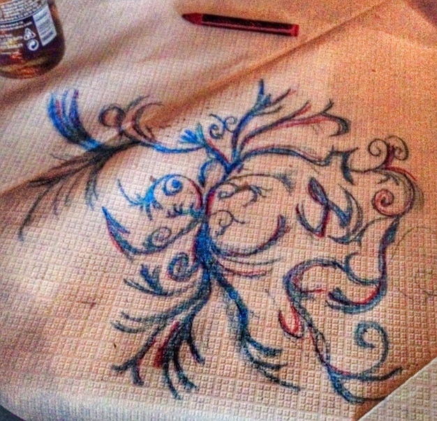 haftowane wzory na lnianej tkaninie